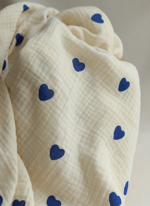 Manou - Double gaze de coton BIO exclusif écru à motif coeurs bleu cobalt