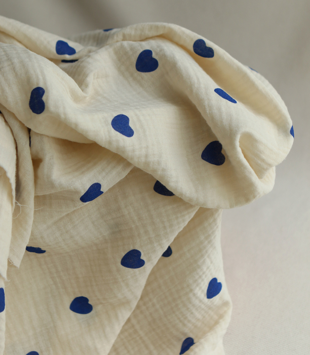 Manou - Double gaze de coton BIO exclusif écru à motif coeurs bleu cobalt
