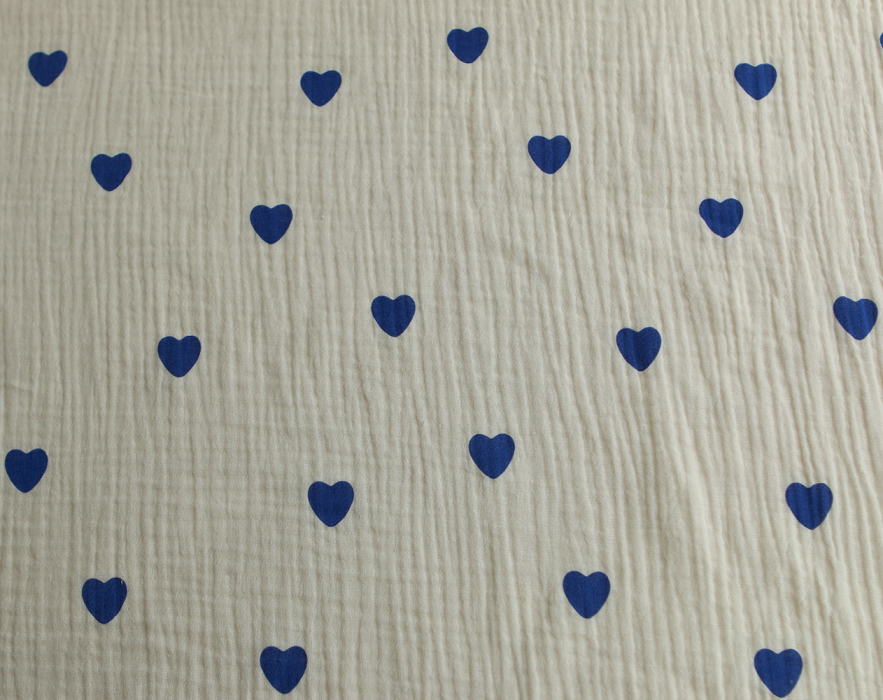 Manou - Double gaze de coton BIO exclusif écru à motif coeurs bleu cobalt