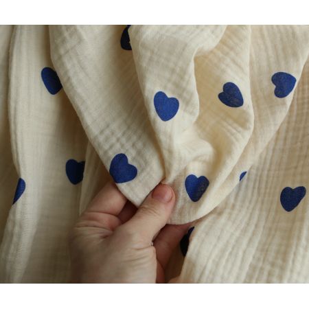 Manou - Double gaze de coton BIO exclusif écru à motif coeurs bleu cobalt Manou - Double gaze de coton BIO exclusif écru à motif coeurs bleu cobalt