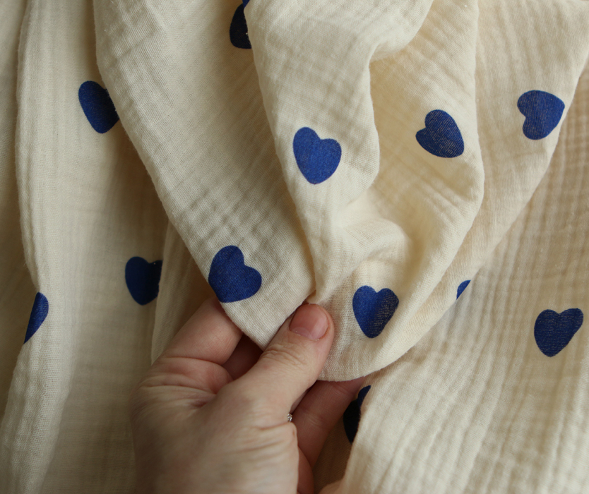 Manou - Double gaze de coton BIO exclusif écru à motif coeurs bleu cobalt