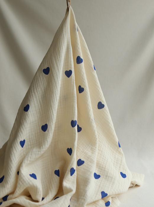 Manou - Double gaze de coton BIO exclusif écru à motif coeurs bleu cobalt