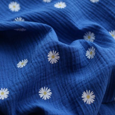 Daisy - Double gaze coton BIO motif exclusif fond bleu cobalt Daisy - Double gaze coton BIO motif exclusif fond bleu cobalt