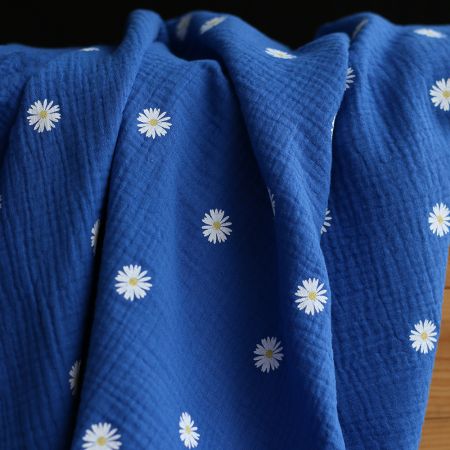 Daisy - Double gaze coton BIO motif exclusif fond bleu cobalt Daisy - Double gaze coton BIO motif exclusif fond bleu cobalt