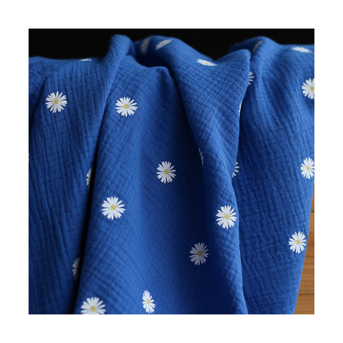 Daisy - Double gaze coton BIO motif exclusif fond bleu cobalt Daisy - Double gaze coton BIO motif exclusif fond bleu cobalt