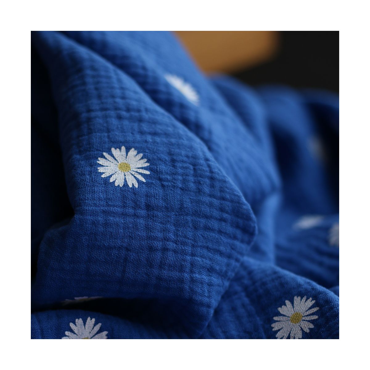 Daisy - Double gaze coton BIO motif exclusif fond bleu cobalt Daisy - Double gaze coton BIO motif exclusif fond bleu cobalt