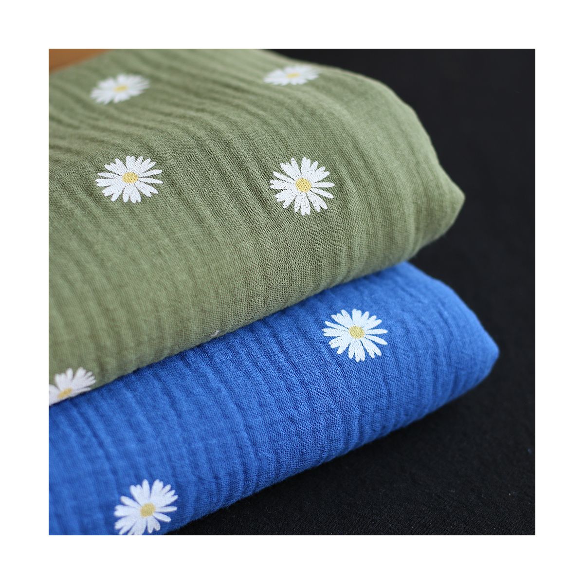 Daisy - Double gaze coton BIO motif exclusif fond bleu cobalt Daisy - Double gaze coton BIO motif exclusif fond bleu cobalt