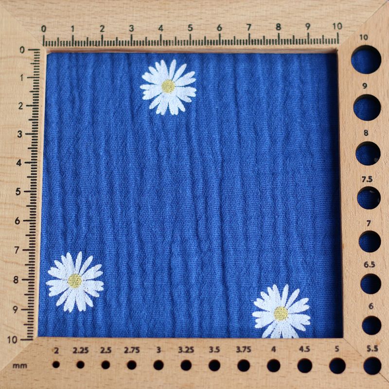 Daisy - Double gaze coton BIO motif exclusif fond bleu cobalt