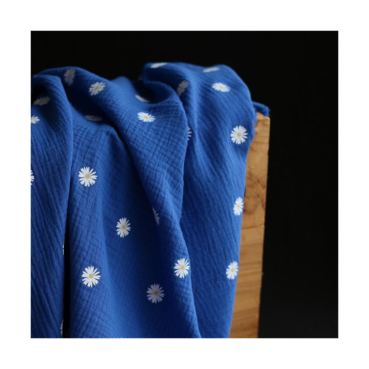 Daisy - Double gaze coton BIO motif exclusif fond bleu cobalt Daisy - Double gaze coton BIO motif exclusif fond bleu cobalt