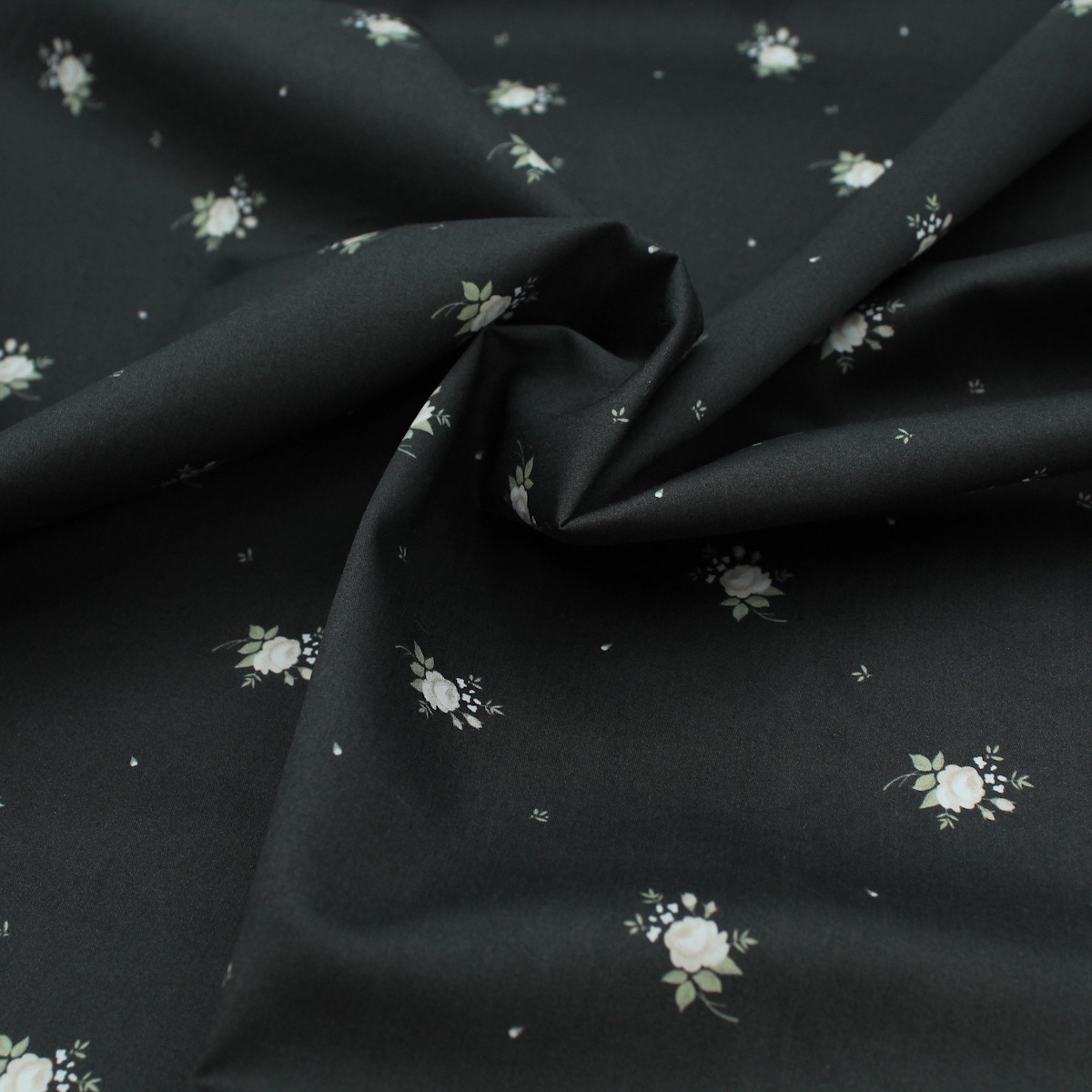 Coton satiné motif Lily exclusif Batikou fond faux noir Coton satiné motif Lily exclusif Batikou fond faux noir