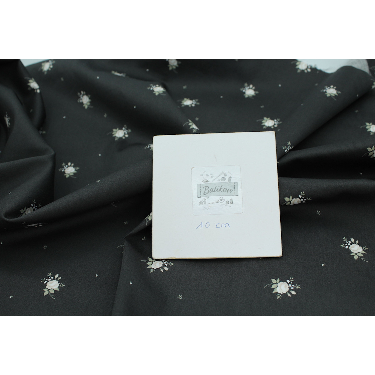 Coton satiné motif Lily exclusif Batikou fond faux noir Coton satiné motif Lily exclusif Batikou fond faux noir