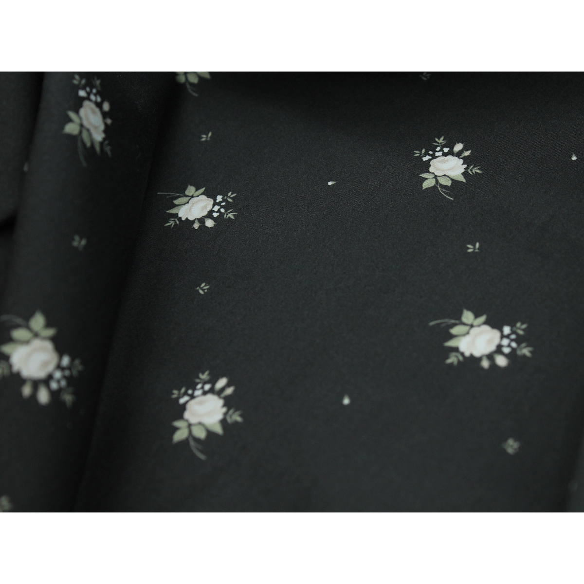 Coton satiné motif Lily exclusif Batikou fond faux noir Coton satiné motif Lily exclusif Batikou fond faux noir