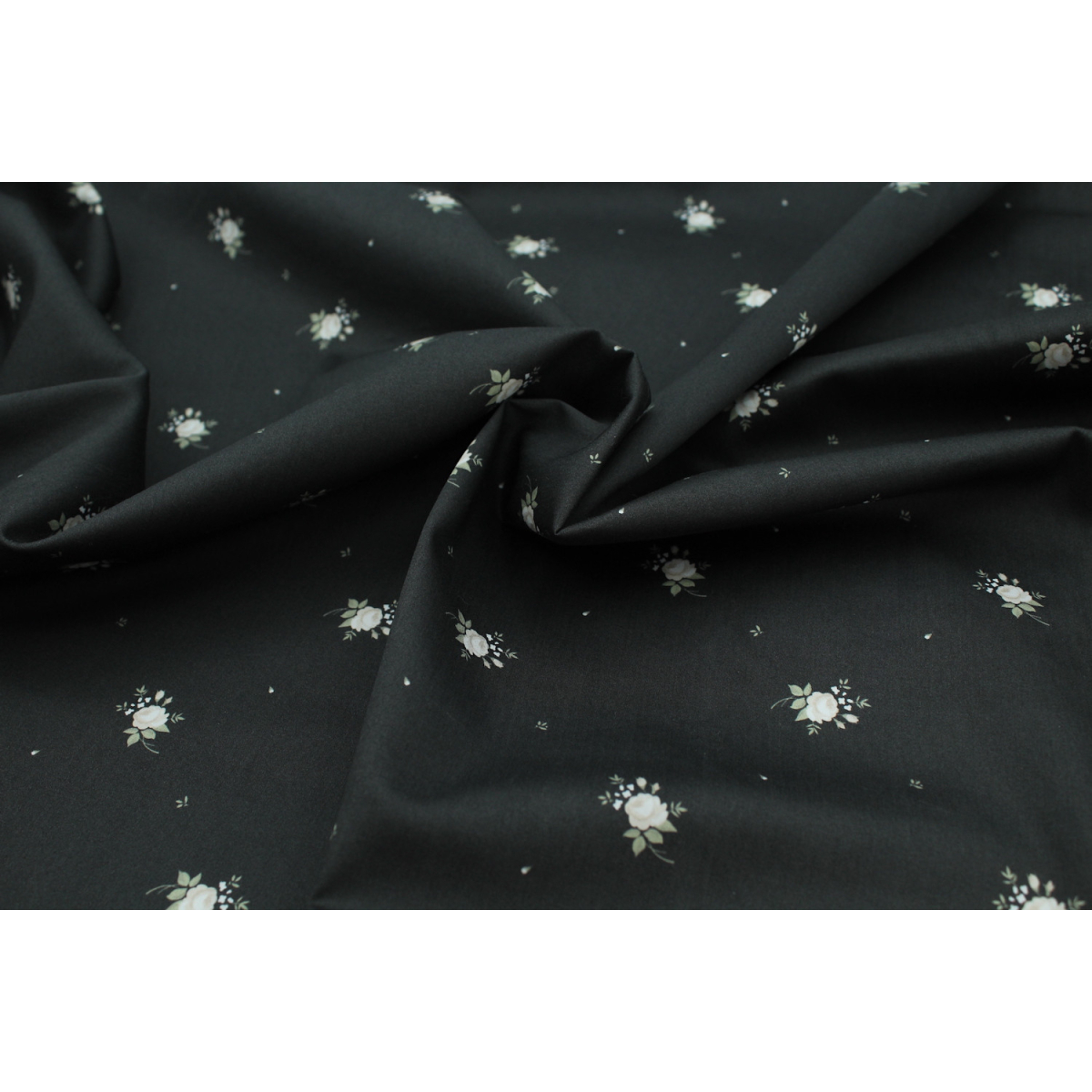 Coton satiné motif Lily exclusif Batikou fond faux noir Coton satiné motif Lily exclusif Batikou fond faux noir
