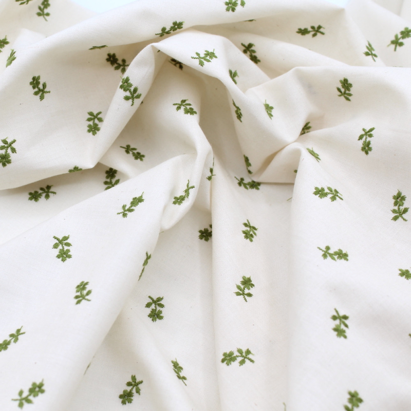 Tissu coton organique broderies fleurs vert olive