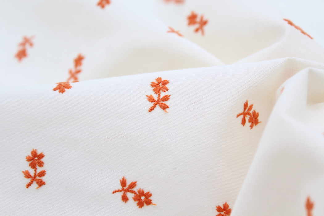 Tissu coton organique broderies fleurs coloris orange