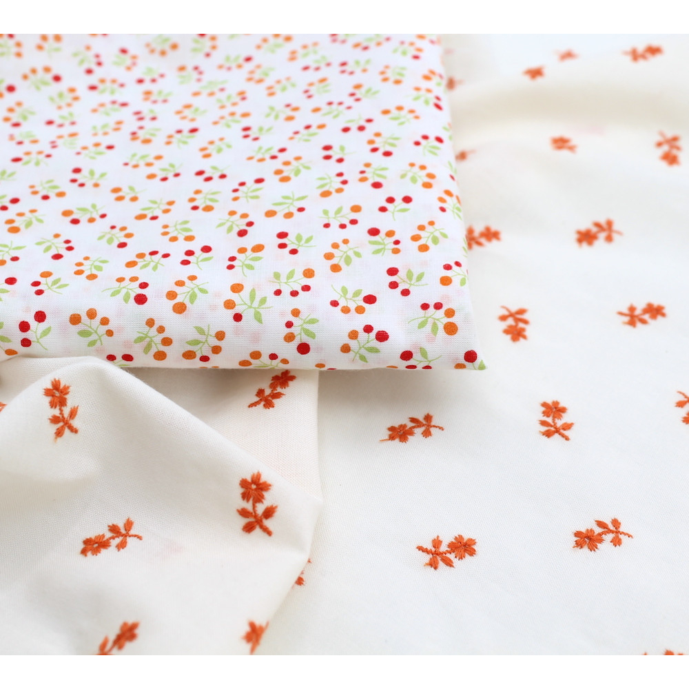Tissu coton organique broderies fleurs coloris orange