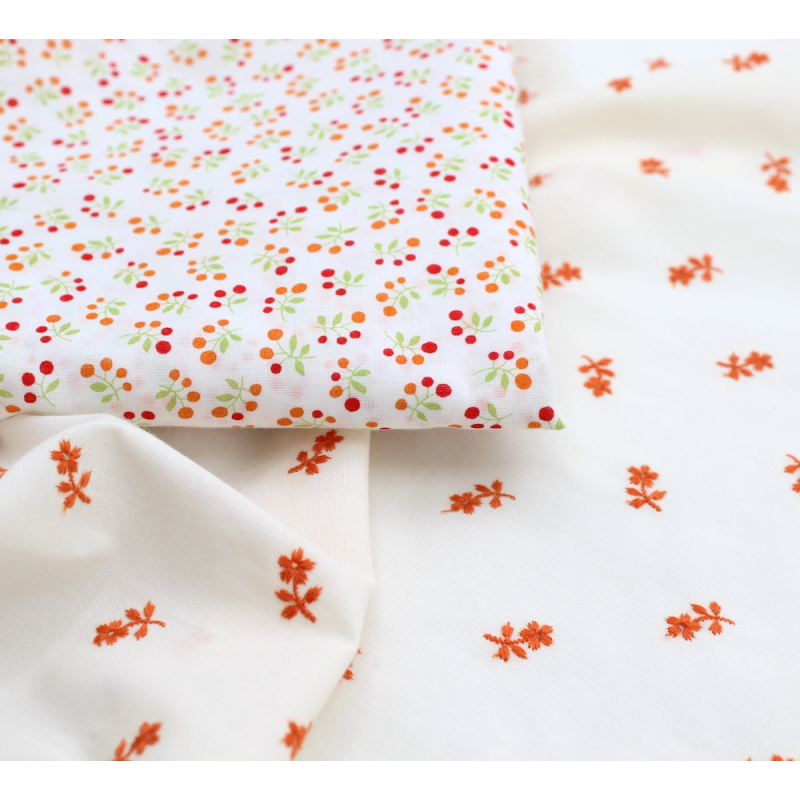 Tissu coton organique broderies fleurs coloris orange