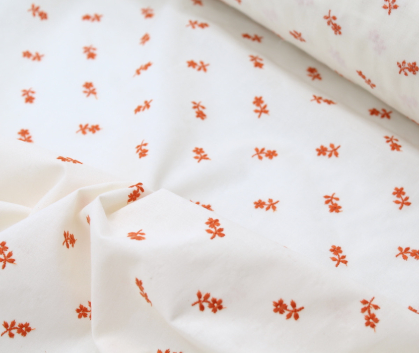 Tissu coton organique broderies fleurs coloris orange