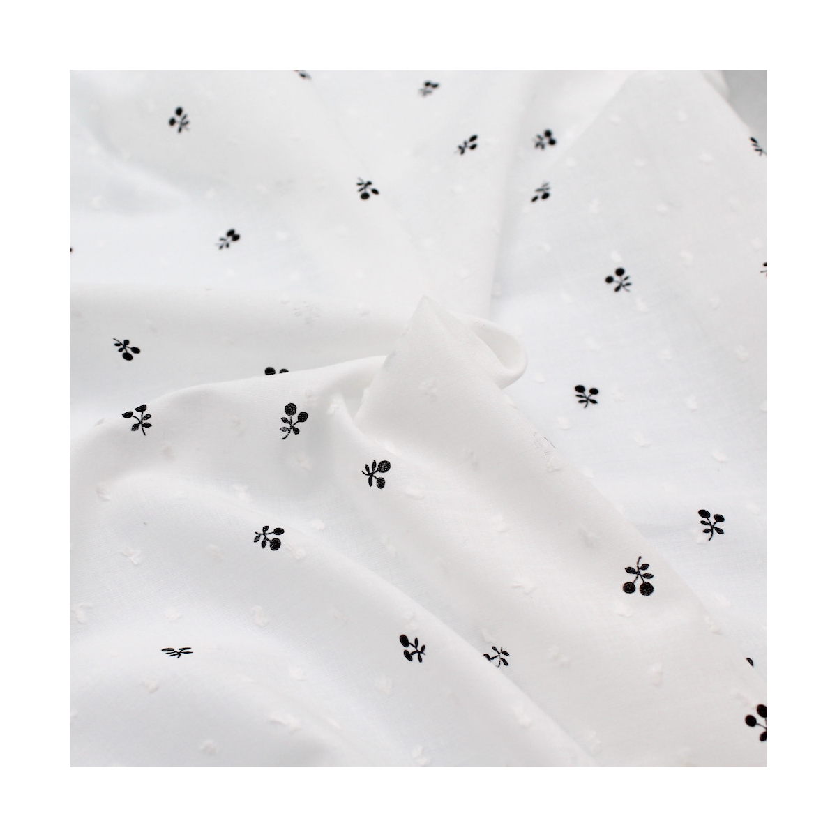 Plumetis de coton BIO motifs imprimés noir fruits cerise Plumetis de coton BIO motifs imprimés noir fruits cerise