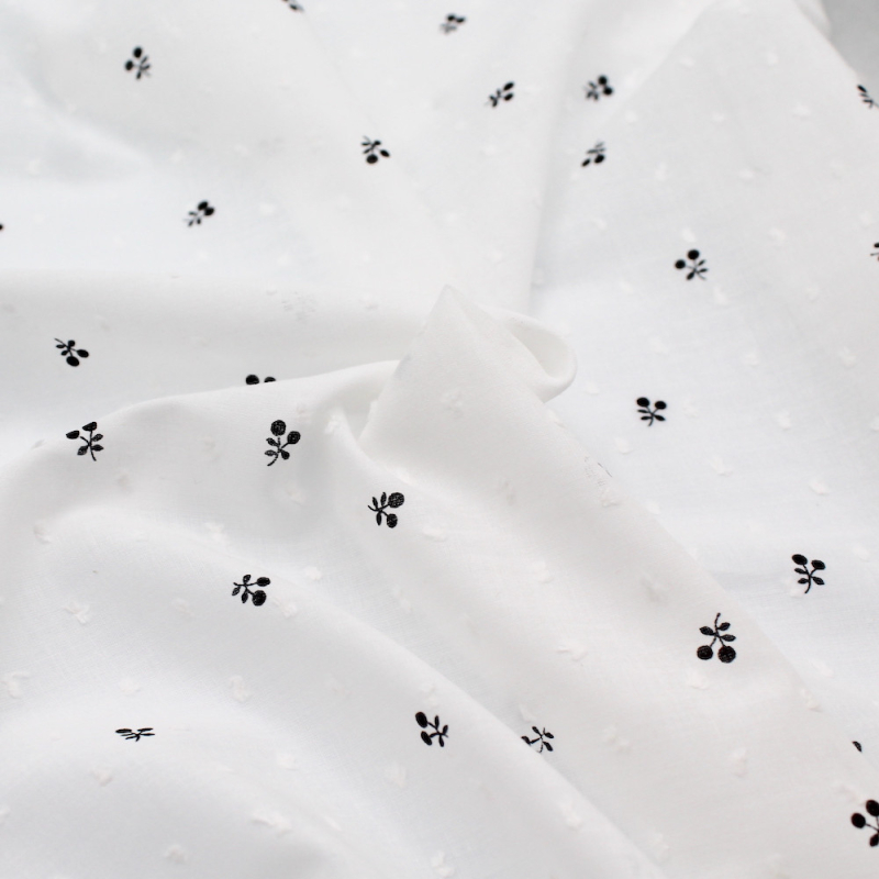 Plumetis de coton BIO motifs imprimés noir fruits cerise