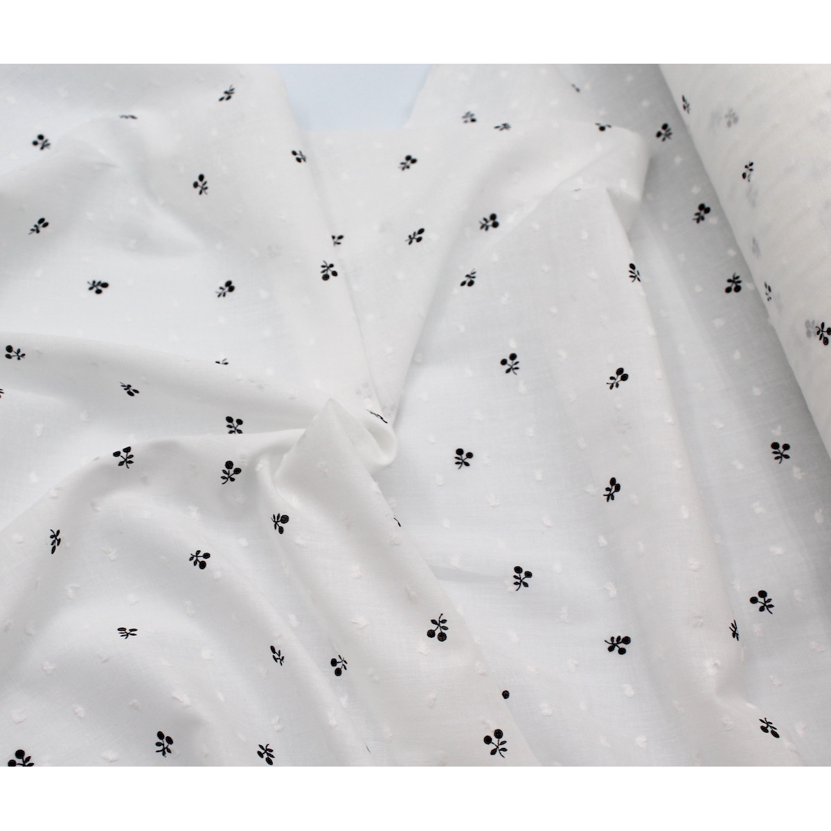 Plumetis de coton BIO motifs imprimés noir fruits cerise Plumetis de coton BIO motifs imprimés noir fruits cerise