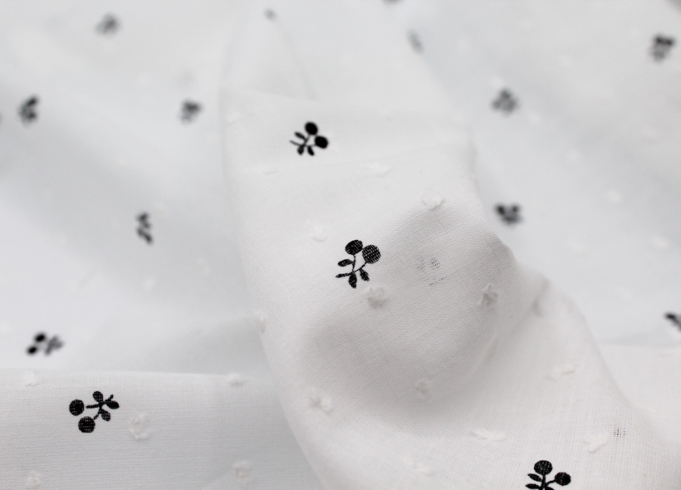 Plumetis de coton BIO motifs imprimés noir fruits cerise