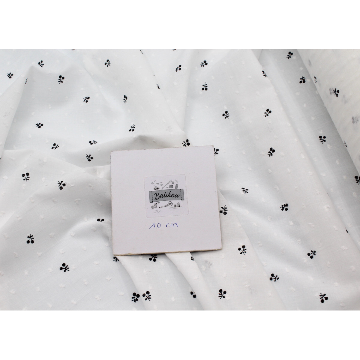 Plumetis de coton BIO motifs imprimés noir fruits cerise Plumetis de coton BIO motifs imprimés noir fruits cerise