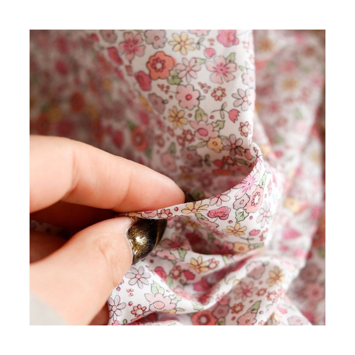 Emilie - Batiste de coton SILKYNE à imprimé fleuri rose Emilie - Batiste de coton SILKYNE à imprimé fleuri rose