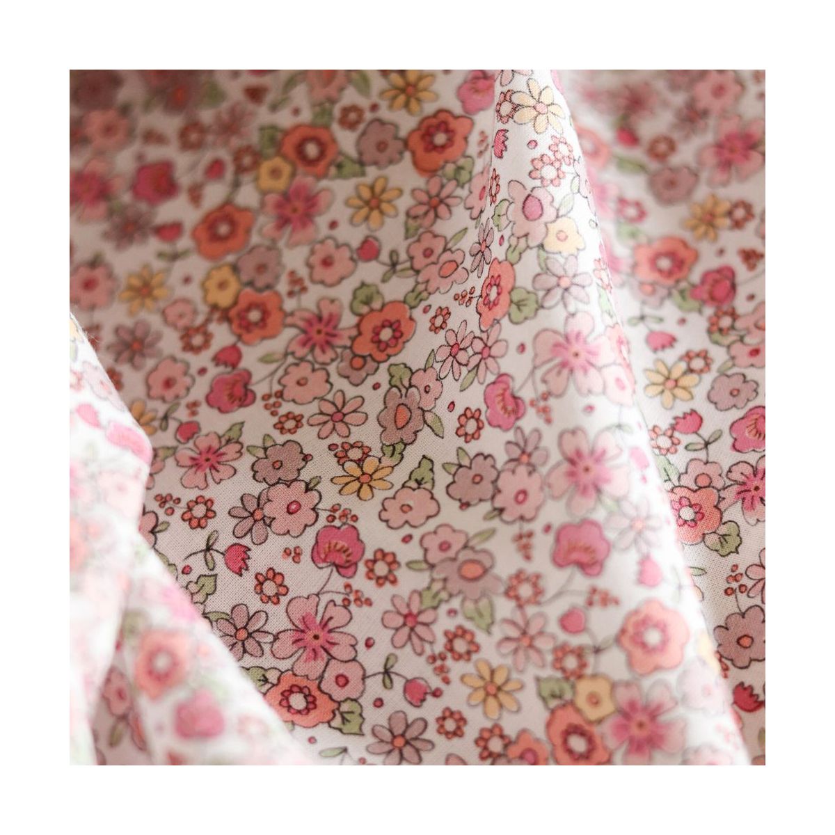 Emilie - Batiste de coton SILKYNE à imprimé fleuri rose Emilie - Batiste de coton SILKYNE à imprimé fleuri rose