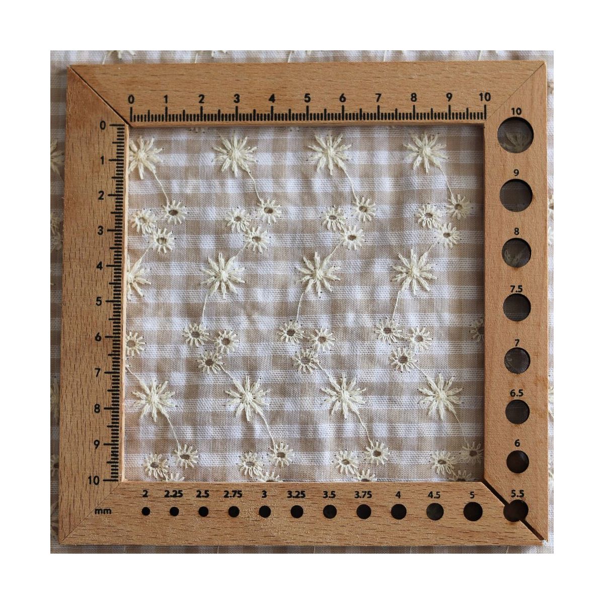 Seersucker / Coton gaufré vichy blanc et sable broderie