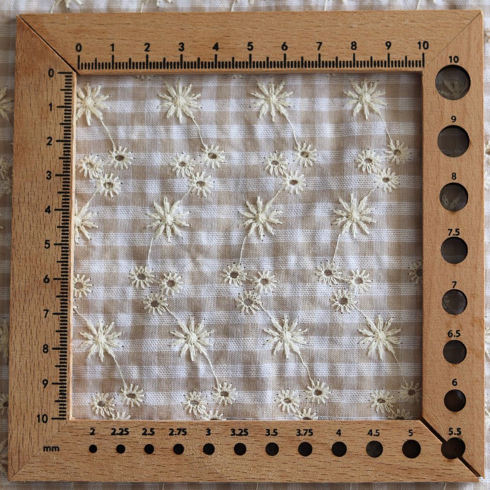 Seersucker / Coton gaufré vichy blanc et sable broderie