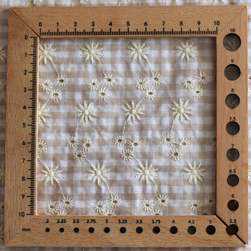 Seersucker / Coton gaufré vichy blanc et sable broderie