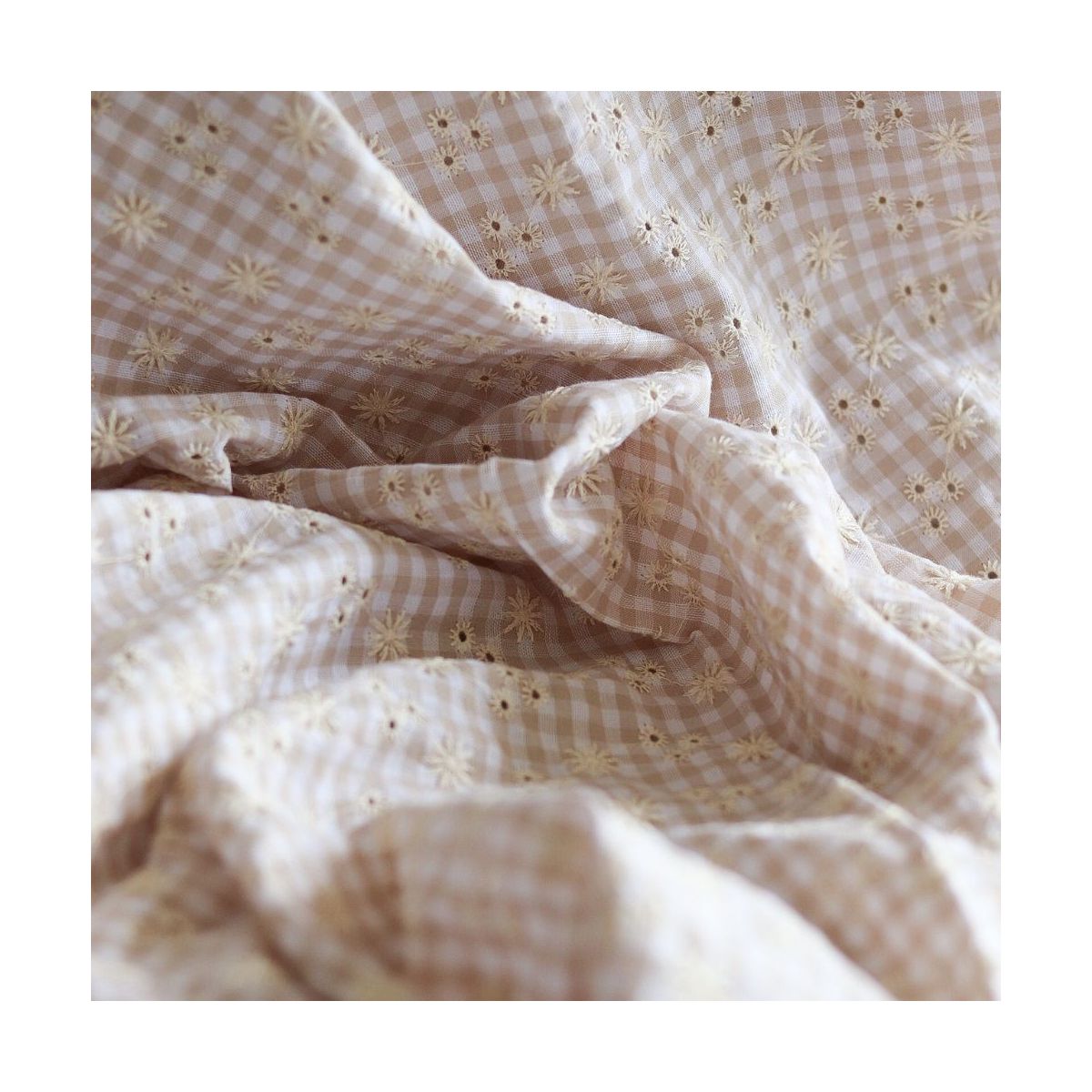 Seersucker / Coton gaufré vichy blanc et sable broderie