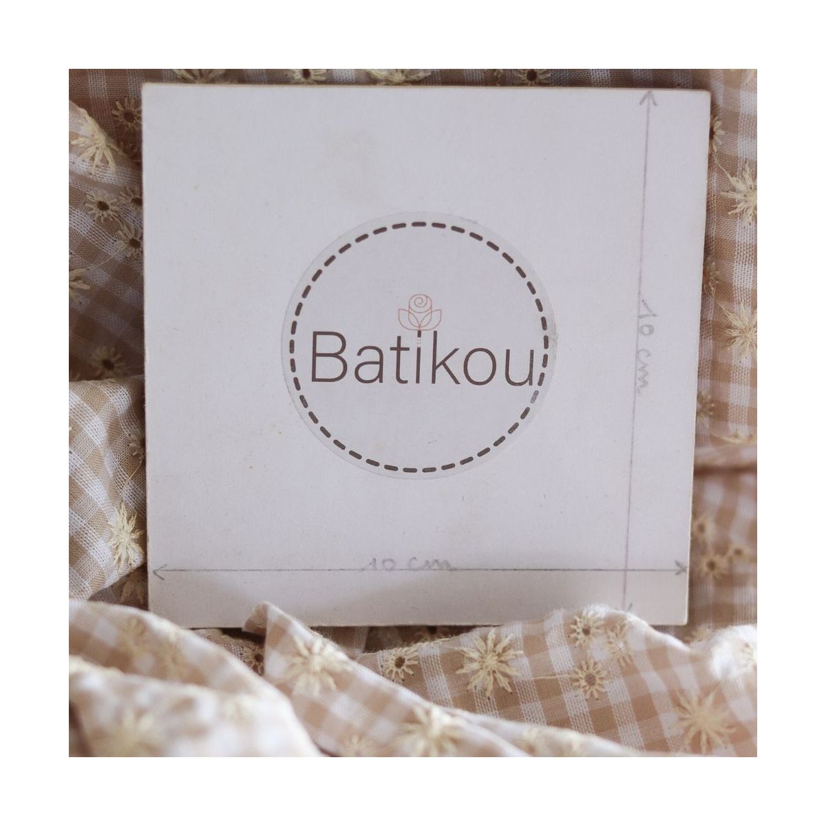 Seersucker / Coton gaufré vichy blanc et sable broderie