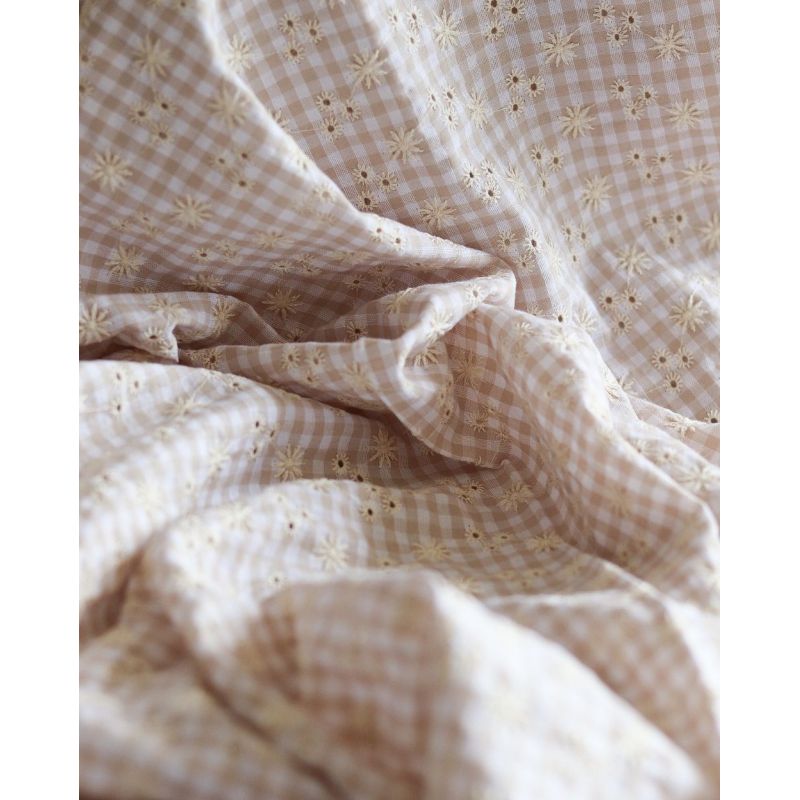 Seersucker / Coton gaufré vichy blanc et sable broderie