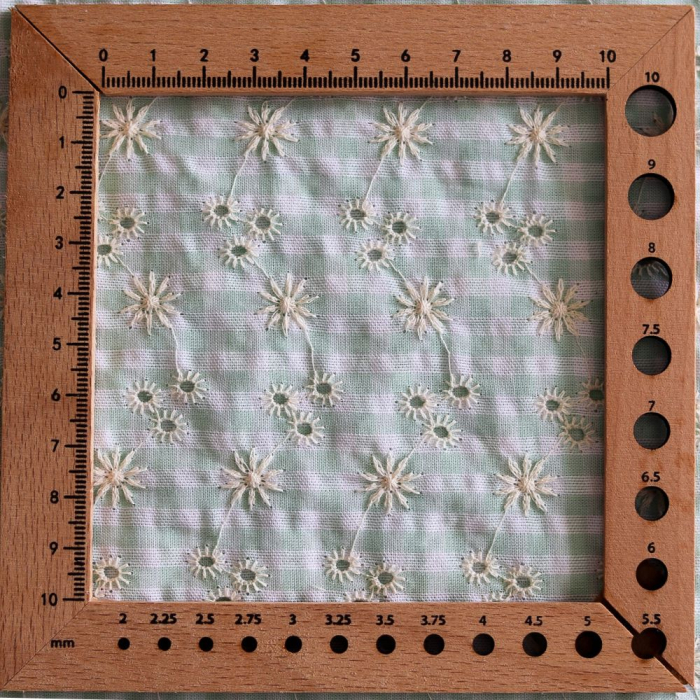 Seersucker / Coton gaufré vichy blanc et vert d'eau broderie