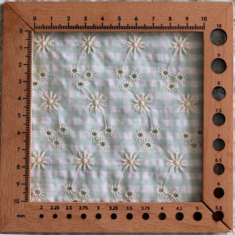 Seersucker / Coton gaufré vichy blanc et vert d'eau broderie