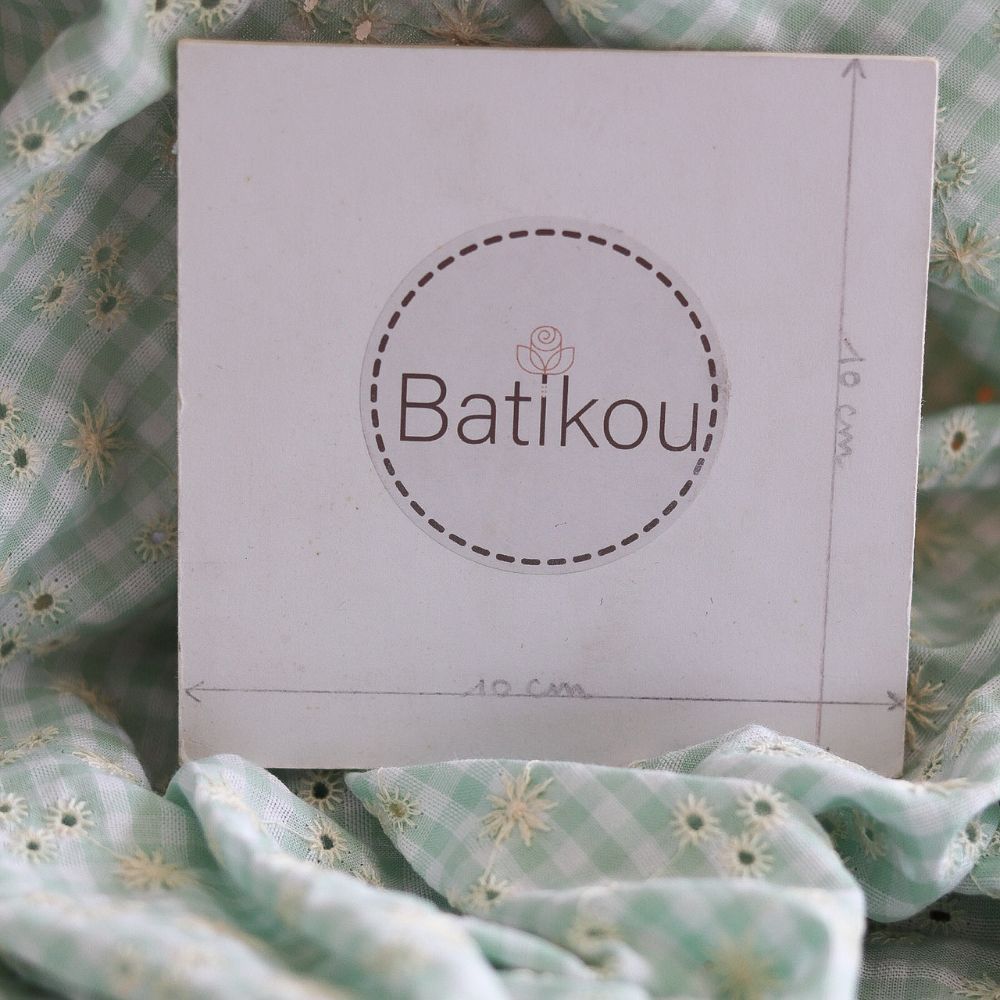 Seersucker / Coton gaufré vichy blanc et vert d'eau broderie