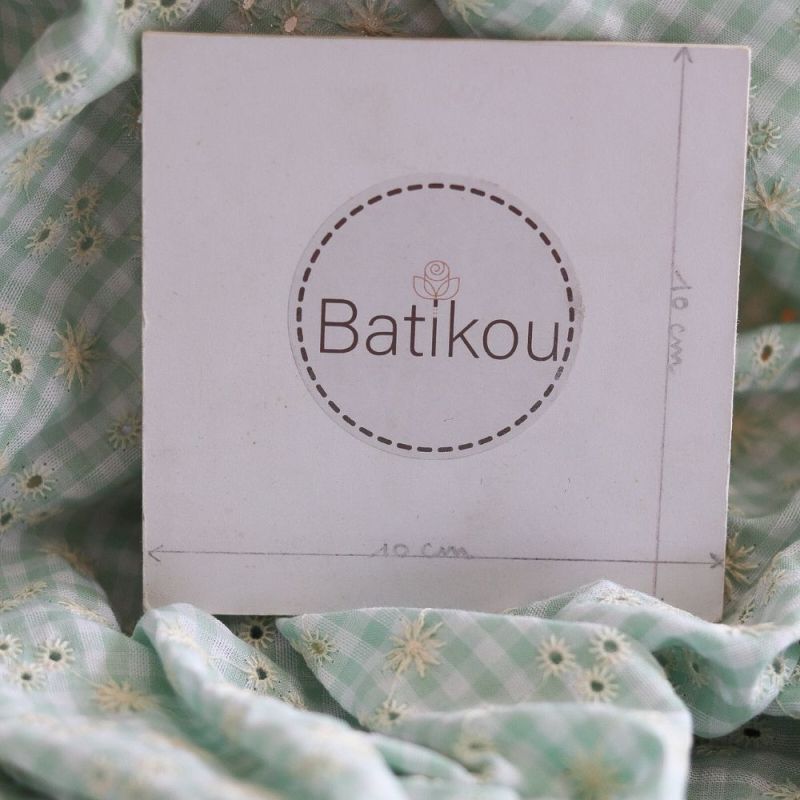 Seersucker / Coton gaufré vichy blanc et vert d'eau broderie