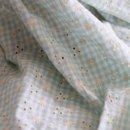 Seersucker / Coton gaufré vichy blanc et vert d'eau broderie