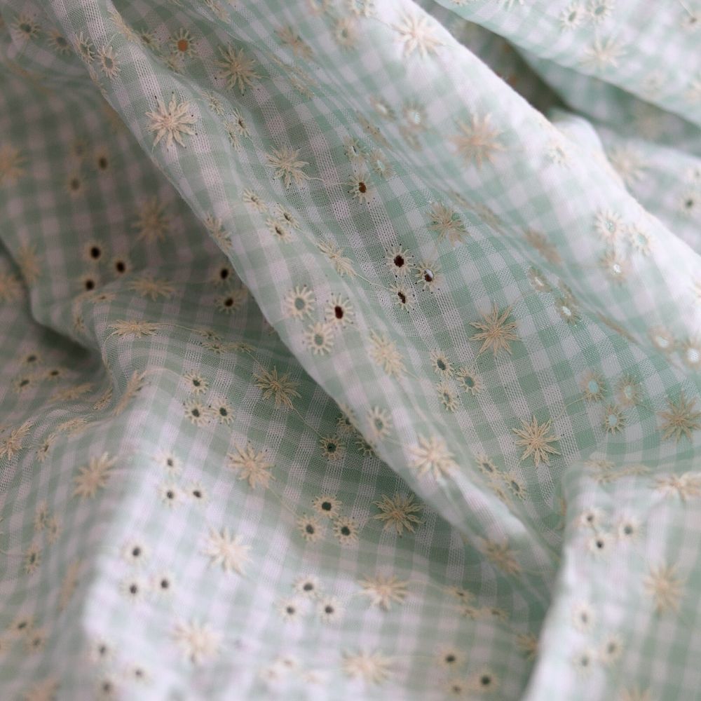 Seersucker / Coton gaufré vichy blanc et vert d'eau broderie