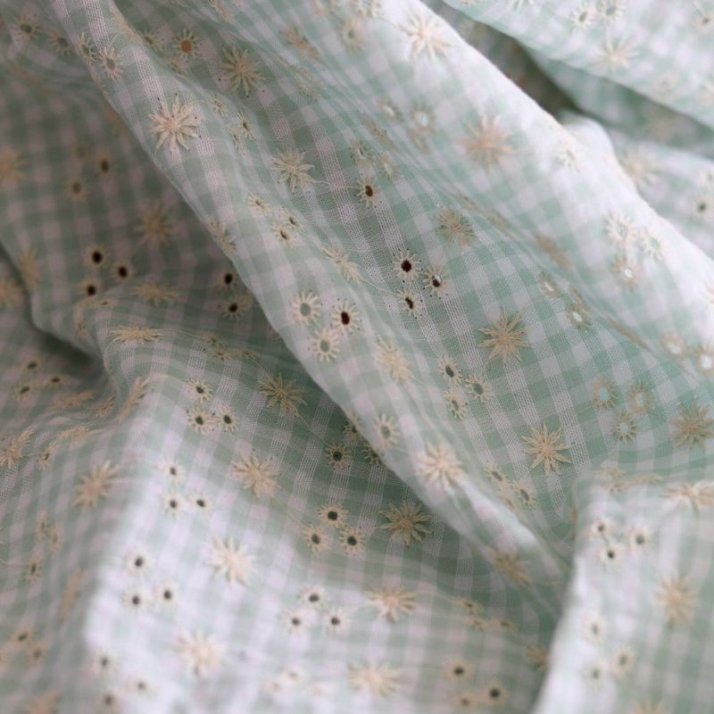 Seersucker / Coton gaufré vichy blanc et vert d'eau broderie