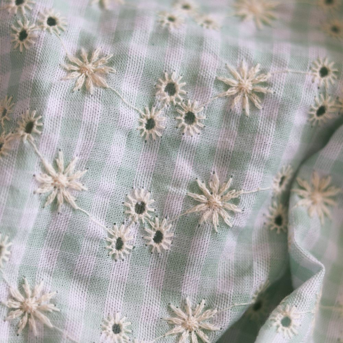 Seersucker / Coton gaufré vichy blanc et vert d'eau broderie