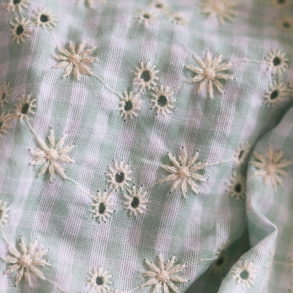 Seersucker / Coton gaufré vichy blanc et vert d'eau broderie