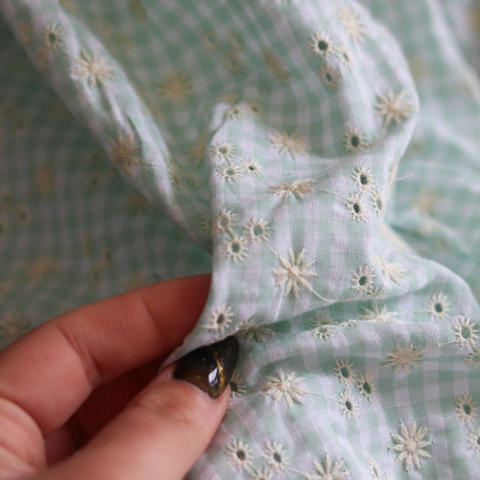 Seersucker / Coton gaufré vichy blanc et vert d'eau broderie