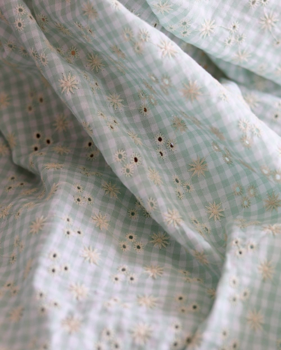 Seersucker / Coton gaufré vichy blanc et vert d'eau broderie