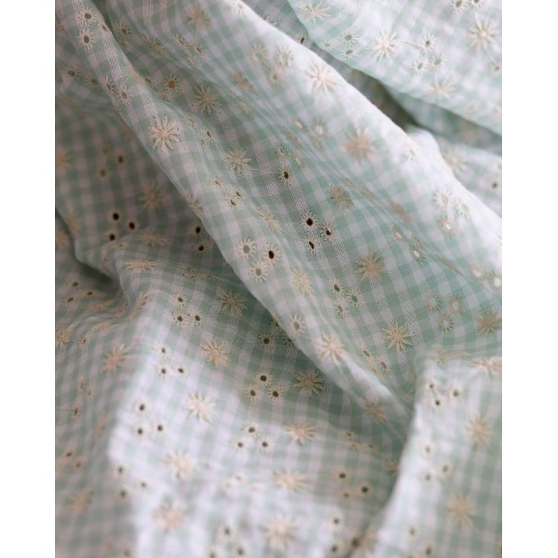 Seersucker / Coton gaufré vichy blanc et vert d'eau broderie