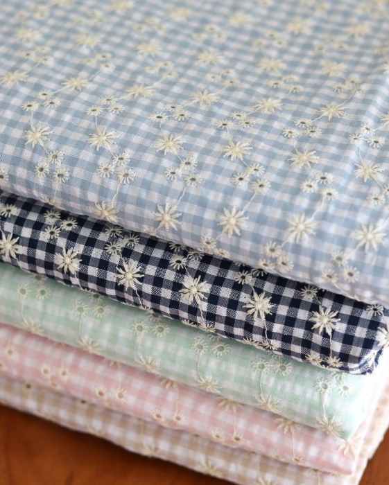 Seersucker / Coton gaufré vichy blanc et vert d'eau broderie