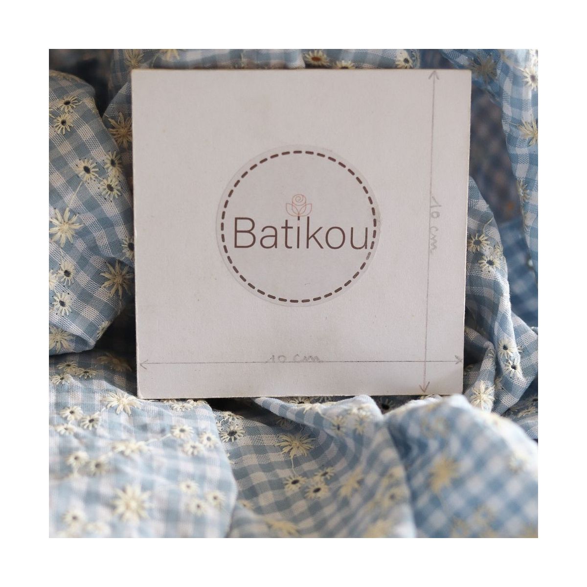 Seersucker / Coton gaufré vichy blanc et bleu ciel broderie