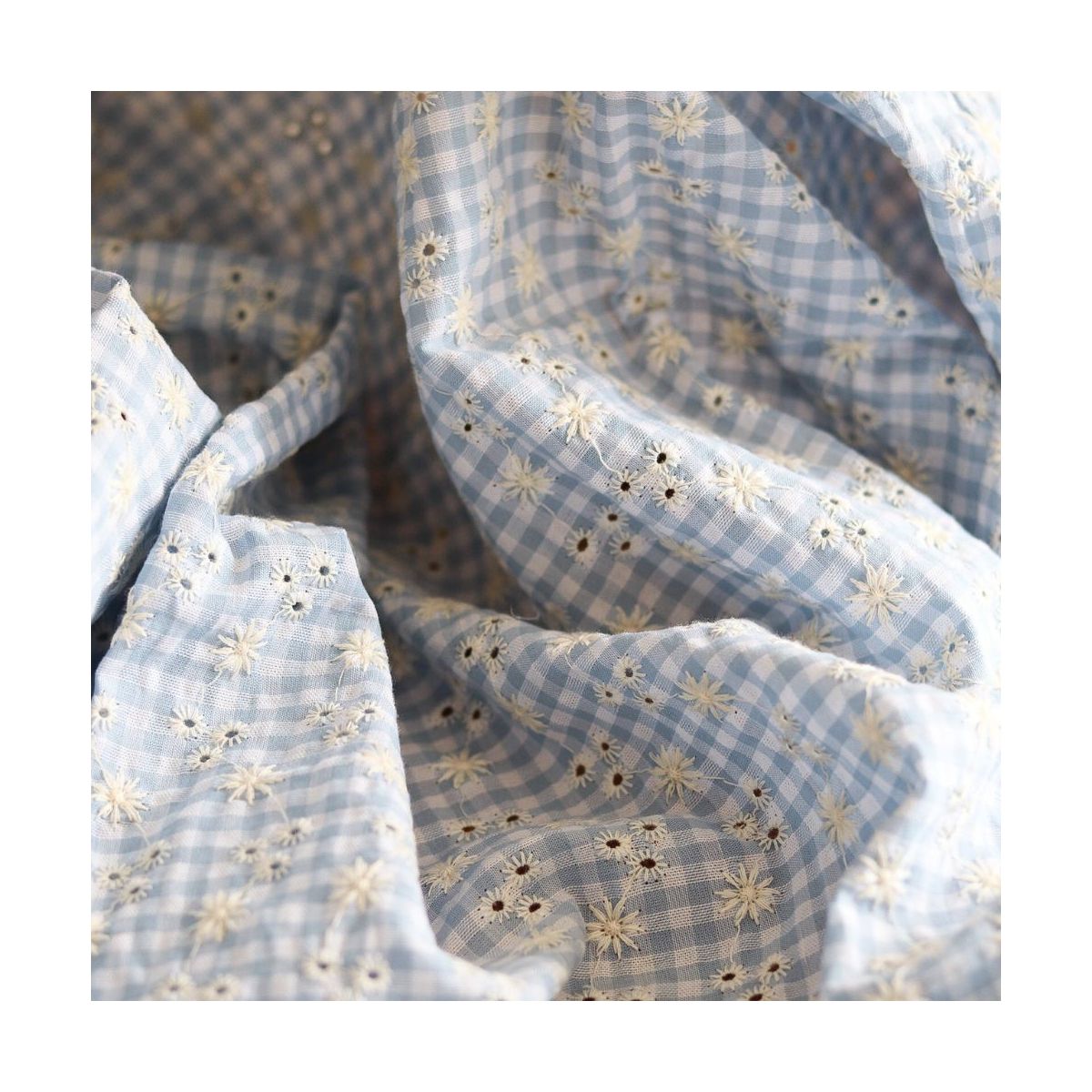 Seersucker / Coton gaufré vichy blanc et bleu ciel broderie